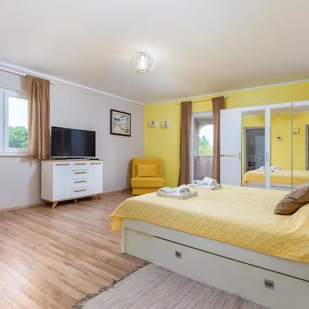 Awesome In With Jacuzzi Holiday home Marcana