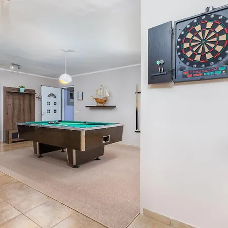 Awesome In With Jacuzzi Holiday home