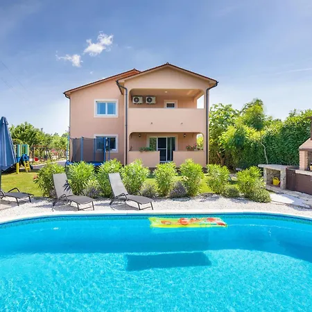 Awesome In With Jacuzzi Holiday home *