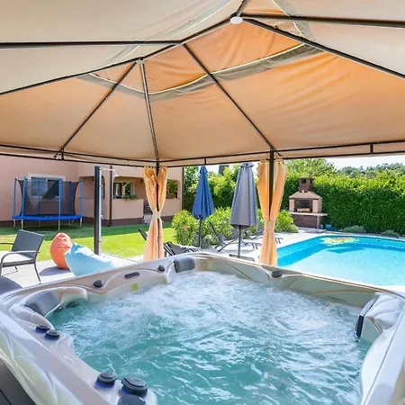 Holiday home Awesome In With Jacuzzi *