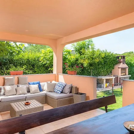 Awesome In With Jacuzzi Holiday home