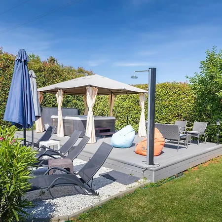 Awesome In With Jacuzzi Holiday home Marcana
