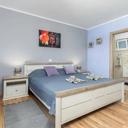Awesome In With Jacuzzi Holiday home Marcana